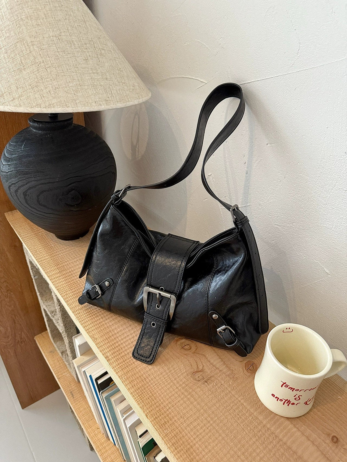 Nova Bolsa Feminina Franzida - Bolsa Minimalista de Couro Macio para Outono, Estilo Baguete - Bolsa Tote Pequena, Doce e Descolada para Motociclistas, de Ombro Único.