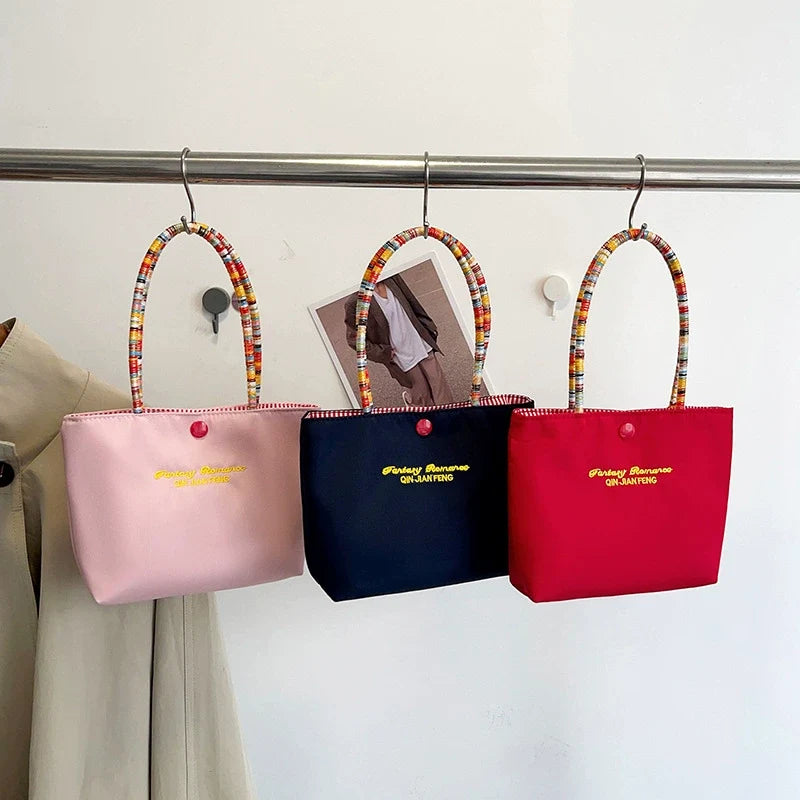 Bolsa Fofa e Elegante - Bolsa Tote Feminina, Fashion, Portátil e Versátil - Perfeita para Retocos de Maquiagem, Prática para Passeios, Design Exclusivo, Disponível para Atacado.