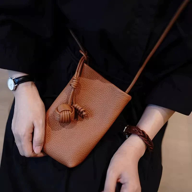 Versátil literário e artístico pequeno pingente de bola pequena fresca super popular bolsa crossbody para celular couro macio fofo mini bolsa pequena para mulheres