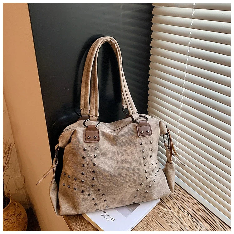 Bolsa Feminina Retrô da Moda com Rebites - Novo Estilo 2026, Bolsa de Ombro Estilosa, Bolsa Tote Minimalista de Grande Capacidade para Exportação.