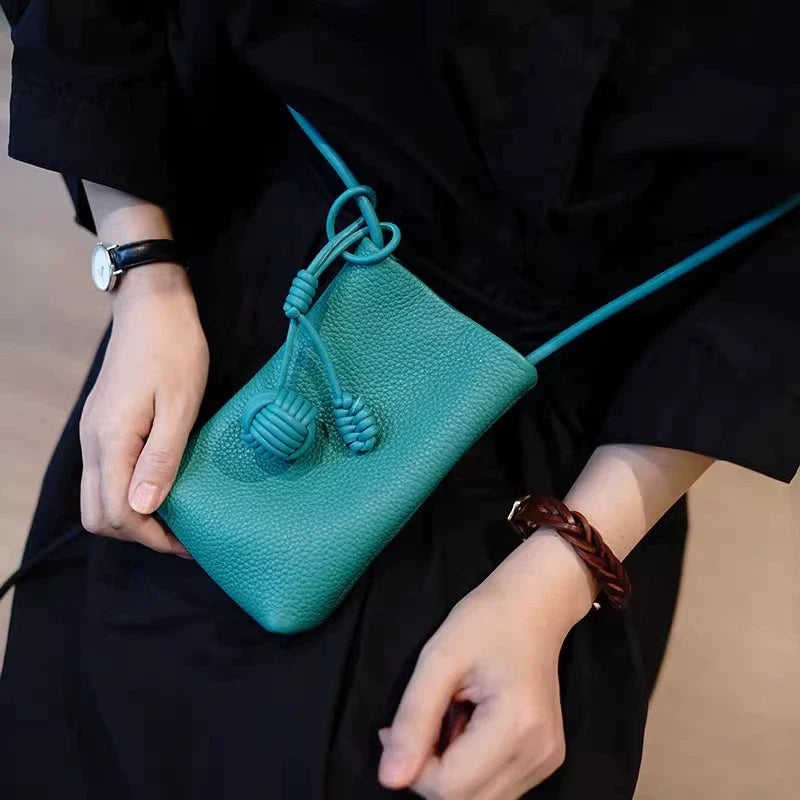 Versátil literário e artístico pequeno pingente de bola pequena fresca super popular bolsa crossbody para celular couro macio fofo mini bolsa pequena para mulheres