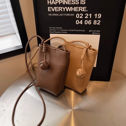Versátil literário e artístico pequeno pingente de bola pequena fresca super popular bolsa crossbody para celular couro macio fofo mini bolsa pequena para mulheres