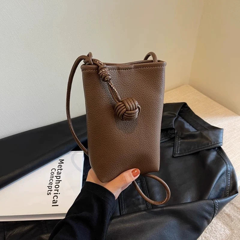 Versátil literário e artístico pequeno pingente de bola pequena fresca super popular bolsa crossbody para celular couro macio fofo mini bolsa pequena para mulheres