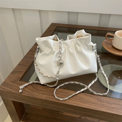 Bolsa de textura de nicho para mulheres 2024 nova bolsa de ombro versátil de verão com corrente transversal bolsa de nuvem plissada de alta qualidade.