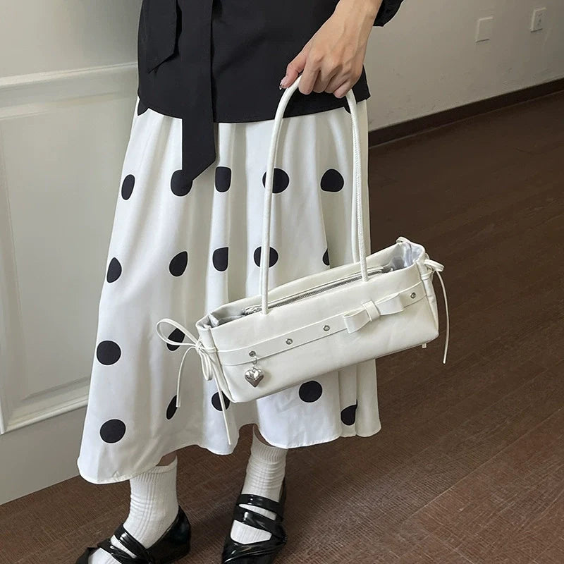 Bolsa baguete de alto estilo para mulheres, uma bolsa de ombro de couro fresca e versátil, uma bolsa moderna e versátil para mulheres jovens.