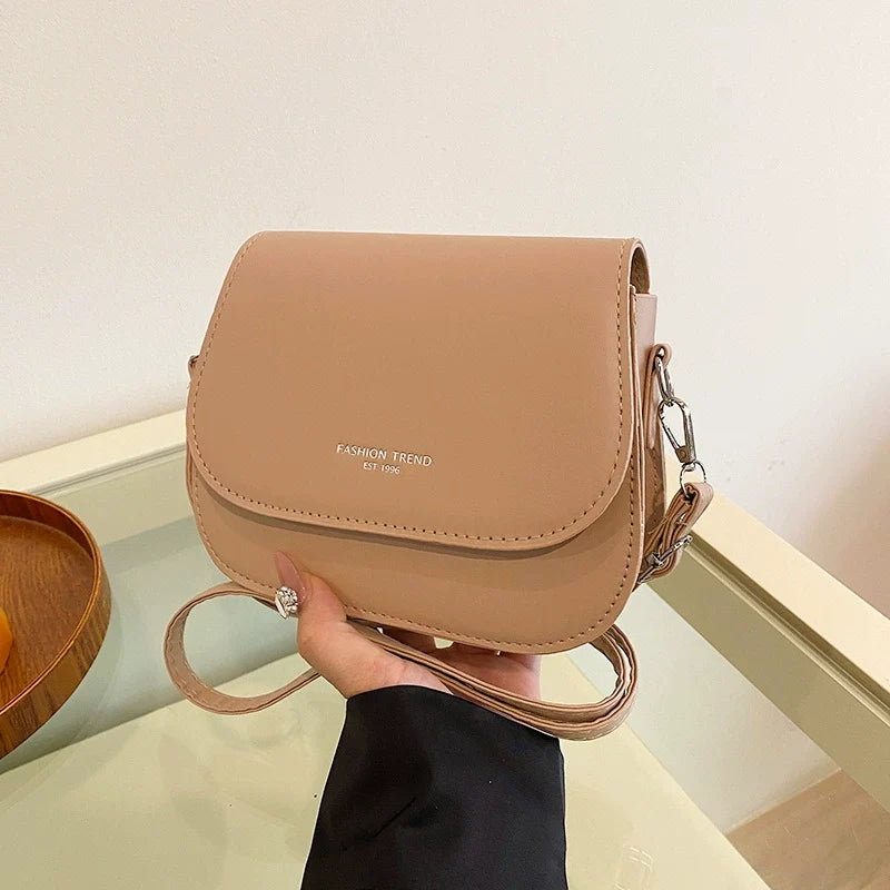 Bolsa de ombro versátil nova de outono e inverno em cores doces, bolsa de sela moderna, fresca e de alto padrão, bolsa transversal para mulheres