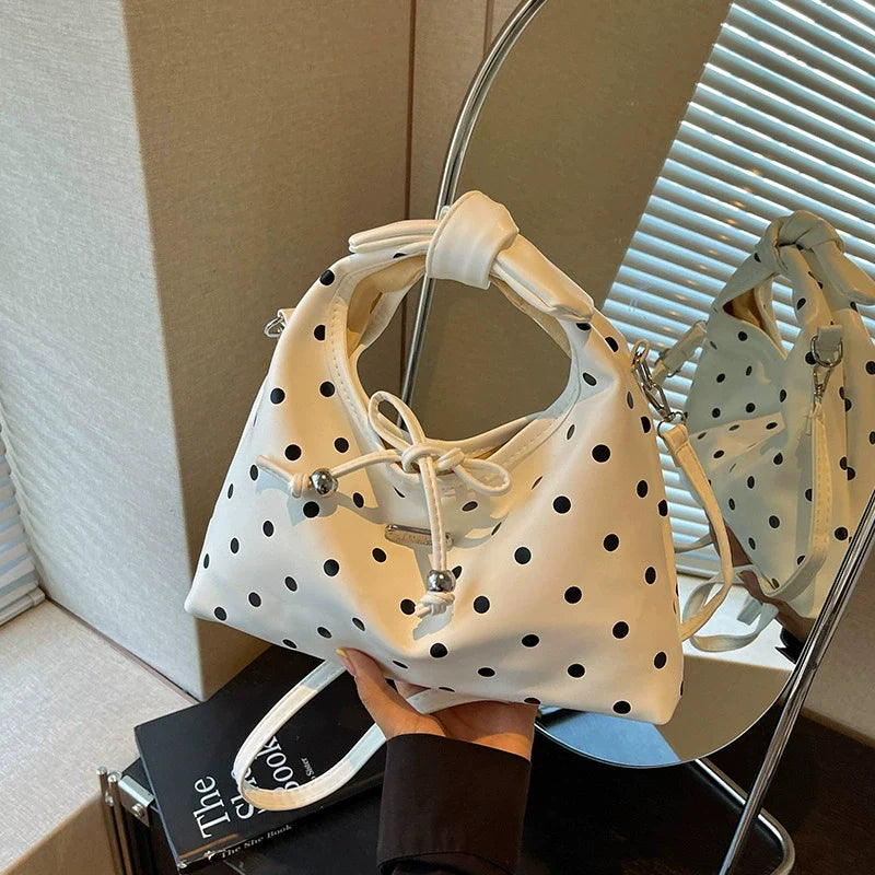 A bolsa feminina da moda deste ano com laço e bolinhas, uma novidade elegante e versátil de 2026. Uma bolsa transversal chique que também pode ser usada como bolsa de ombro ou carregada como bolsa de mão.