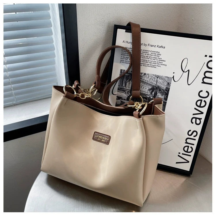 Bolsas femininas de grande capacidade populares deste ano, nova moda 2025, luxo leve, alta qualidade, acessível, bolsa tote de ombro único para o dia a dia.