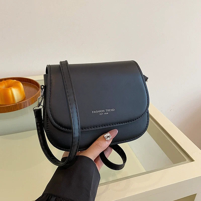 Bolsa de ombro versátil nova de outono e inverno em cores doces, bolsa de sela moderna, fresca e de alto padrão, bolsa transversal para mulheres