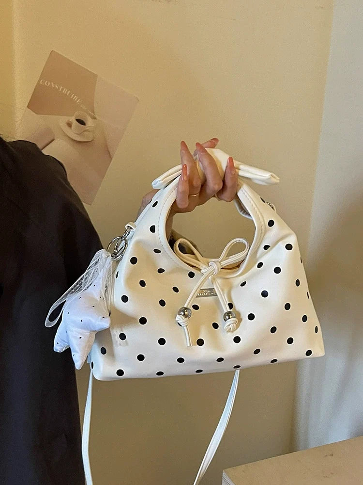 A bolsa feminina da moda deste ano com laço e bolinhas, uma novidade elegante e versátil de 2026. Uma bolsa transversal chique que também pode ser usada como bolsa de ombro ou carregada como bolsa de mão.