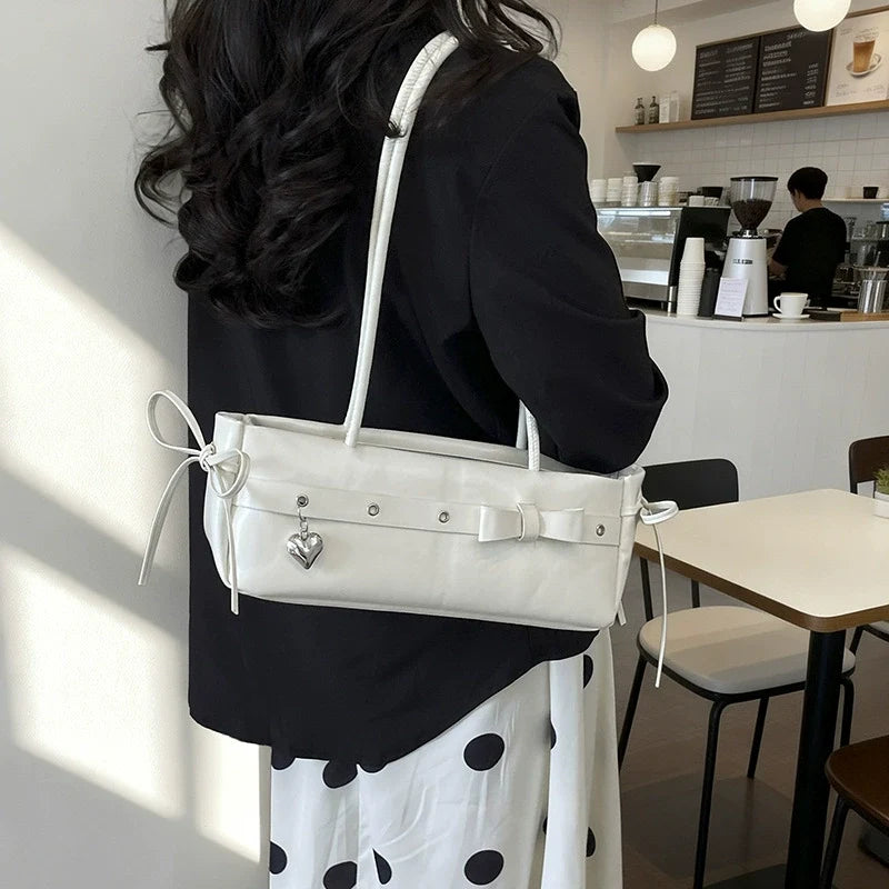 Bolsa baguete de alto estilo para mulheres, uma bolsa de ombro de couro fresca e versátil, uma bolsa moderna e versátil para mulheres jovens.