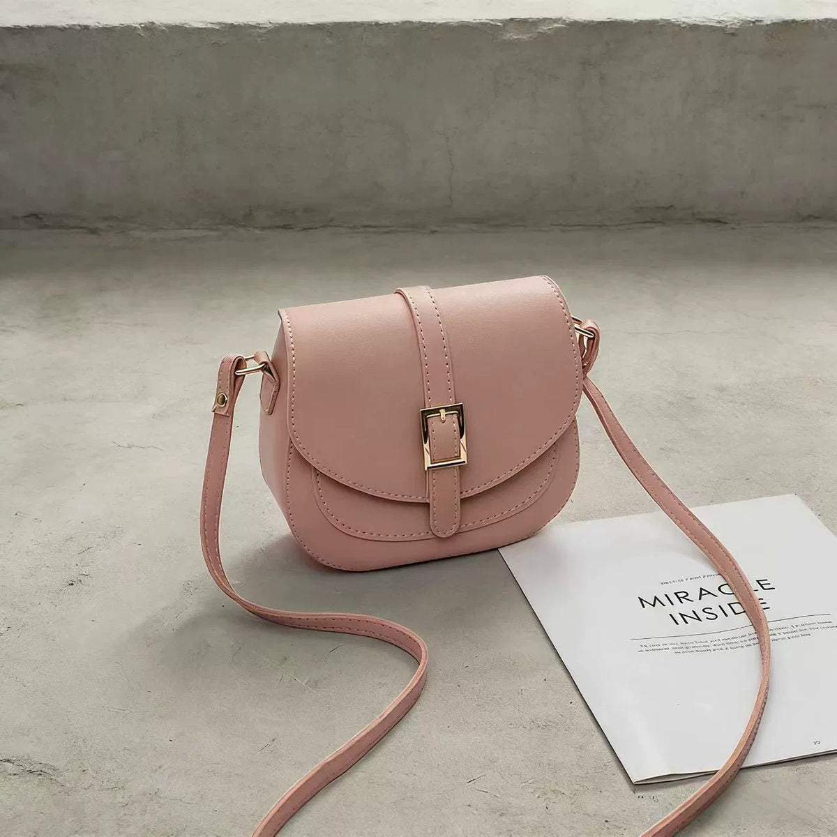 Bolsa Transversal Minimalista com Fivela de Metal e Alça Ajustável - Bolsa Saddle Commuter 2026 Versátil e Estilosa para Mulheres