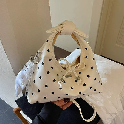 A bolsa feminina da moda deste ano com laço e bolinhas, uma novidade elegante e versátil de 2026. Uma bolsa transversal chique que também pode ser usada como bolsa de ombro ou carregada como bolsa de mão.