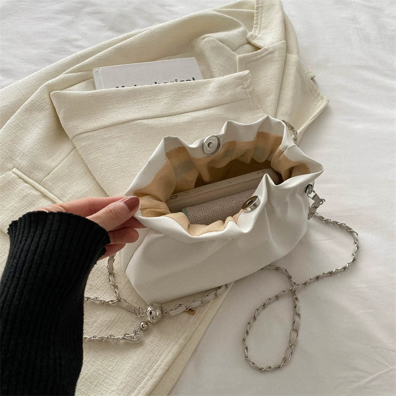 Bolsa de textura de nicho para mulheres 2024 nova bolsa de ombro versátil de verão com corrente transversal bolsa de nuvem plissada de alta qualidade.
