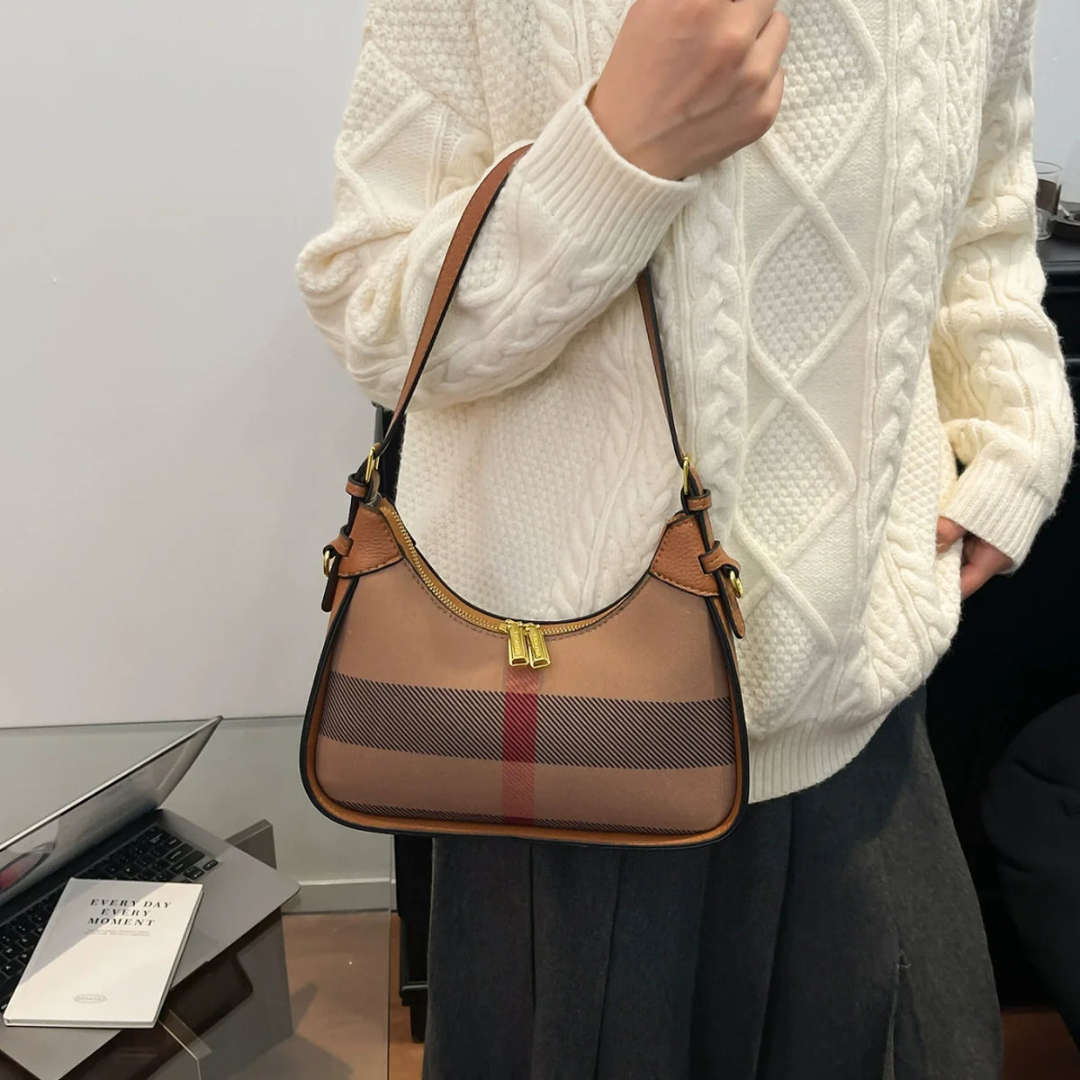 Bolsa transversal xadrez para mulheres 2026. Nova coleção. Estilo nicho, bolsa de ombro de luxo leve. Moda. Bolsa de mão transversal com senso de elegância.