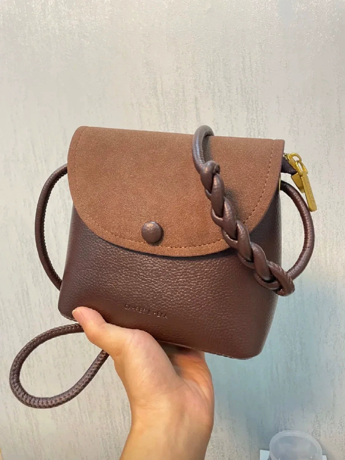 Bolsa feminina de alta qualidade 2024 nova bolsa transversal outono e inverno bolsa saco design retrô nicho bolsa de ombro versátil feminina.
