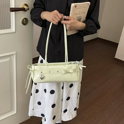 Bolsa baguete de alto estilo para mulheres, uma bolsa de ombro de couro fresca e versátil, uma bolsa moderna e versátil para mulheres jovens.
