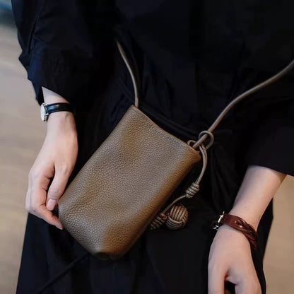 Versátil literário e artístico pequeno pingente de bola pequena fresca super popular bolsa crossbody para celular couro macio fofo mini bolsa pequena para mulheres