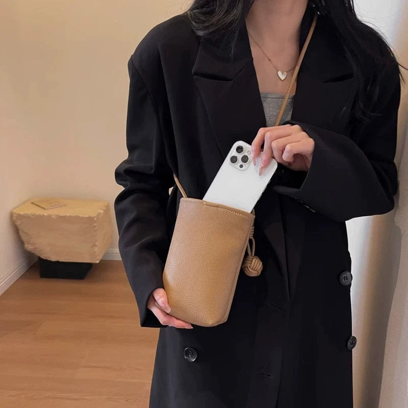 Versátil literário e artístico pequeno pingente de bola pequena fresca super popular bolsa crossbody para celular couro macio fofo mini bolsa pequena para mulheres