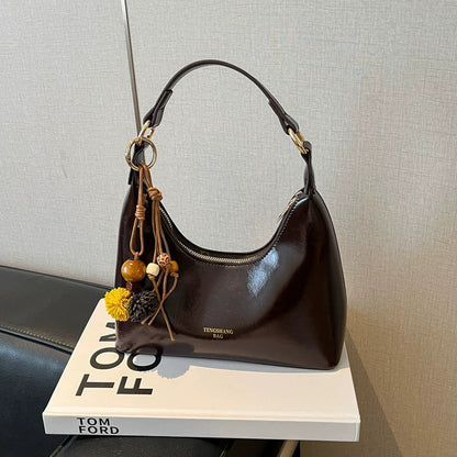 Bolsa de couro texturizado a óleo para atacado internacional, feminina, nova coleção 2026, moda, mais fácil de combinar, bolsa tiracolo, de ombro, pequena, para usar embaixo do braço.