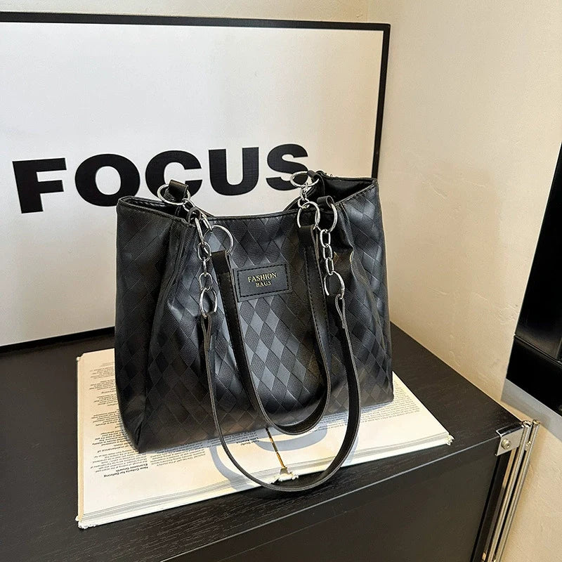 Nova bolsa tote feminina, grande capacidade, bolsa de ombro. Super fácil de combinar com looks de trabalho. Estilo coreano, design diferenciado e moderno.