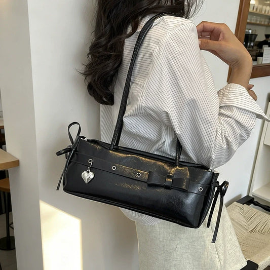 Bolsa baguete de alto estilo para mulheres, uma bolsa de ombro de couro fresca e versátil, uma bolsa moderna e versátil para mulheres jovens.