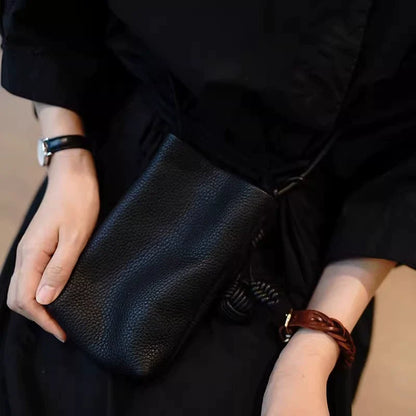 Versátil literário e artístico pequeno pingente de bola pequena fresca super popular bolsa crossbody para celular couro macio fofo mini bolsa pequena para mulheres