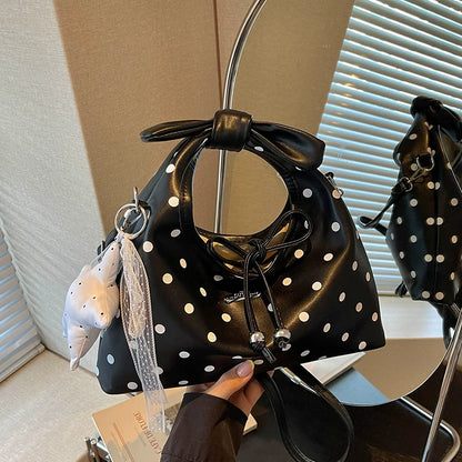 A bolsa feminina da moda deste ano com laço e bolinhas, uma novidade elegante e versátil de 2026. Uma bolsa transversal chique que também pode ser usada como bolsa de ombro ou carregada como bolsa de mão.
