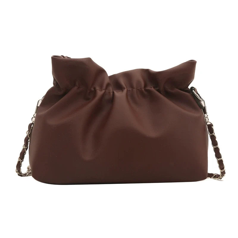 Bolsa de textura de nicho para mulheres 2024 nova bolsa de ombro versátil de verão com corrente transversal bolsa de nuvem plissada de alta qualidade.