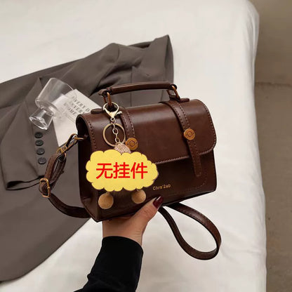 Bolsa pequena retrô de textura sofisticada, nova bolsa transversal versátil feminina, bolsa quadrada pequena de mão super moderna e popular.