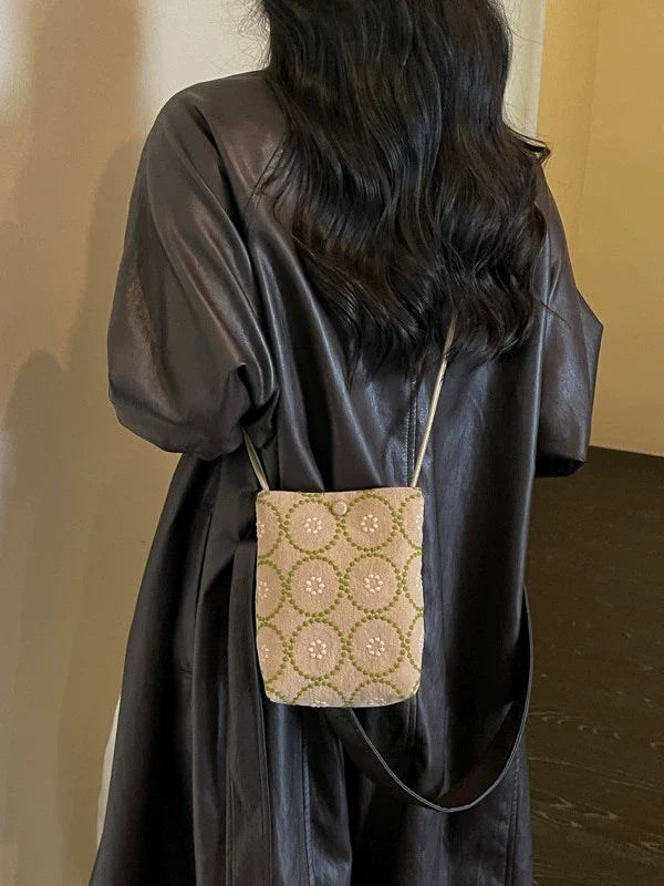 Bolsa bordada de estilo étnico transfronteiriço para mulheres 2026. Nova coleção. Retrô. Mais fácil de combinar. Bolsa para celular. Estilo nicho. Bolsa de ombro transversal casual.