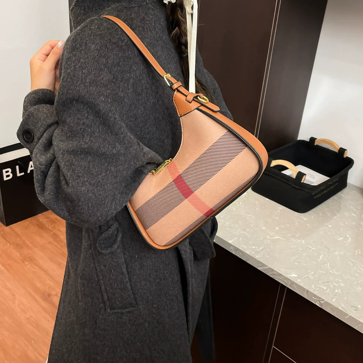 Bolsa transversal xadrez para mulheres 2026. Nova coleção. Estilo nicho, bolsa de ombro de luxo leve. Moda. Bolsa de mão transversal com senso de elegância.
