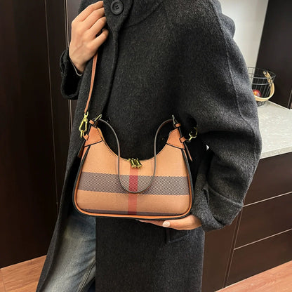 Bolsa transversal xadrez para mulheres 2026. Nova coleção. Estilo nicho, bolsa de ombro de luxo leve. Moda. Bolsa de mão transversal com senso de elegância.