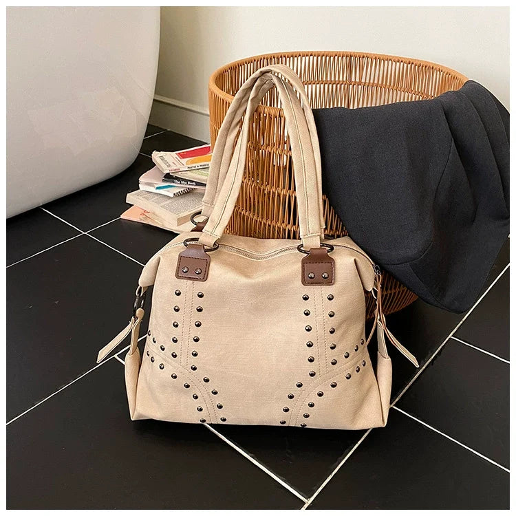 Bolsa Feminina Retrô da Moda com Rebites - Novo Estilo 2026, Bolsa de Ombro Estilosa, Bolsa Tote Minimalista de Grande Capacidade para Exportação.