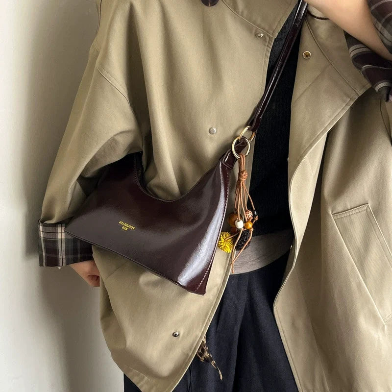 Bolsa de couro texturizado a óleo para atacado internacional, feminina, nova coleção 2026, moda, mais fácil de combinar, bolsa tiracolo, de ombro, pequena, para usar embaixo do braço.