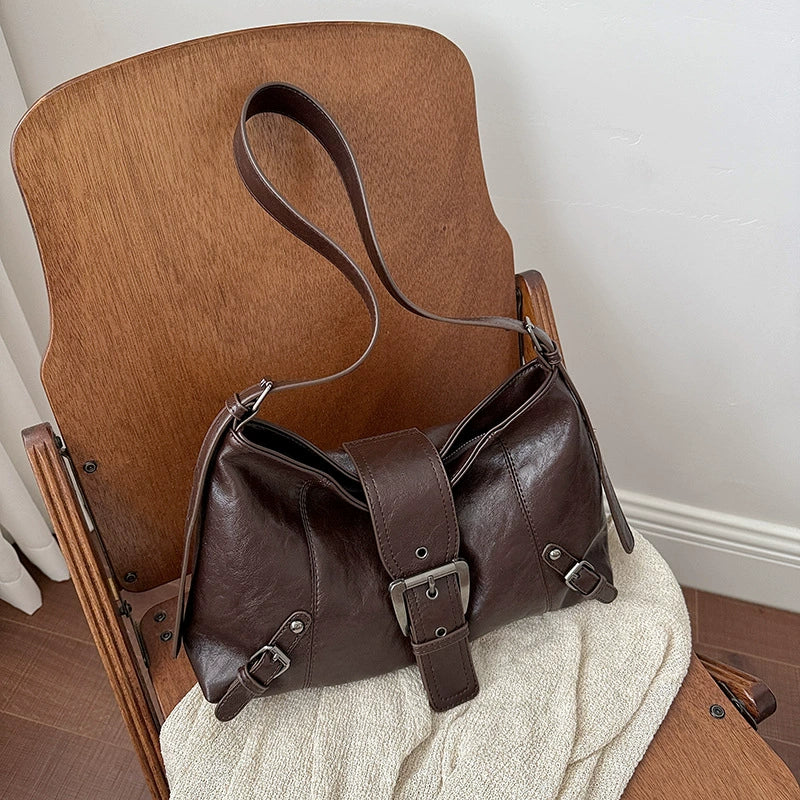 Nova Bolsa Feminina Franzida - Bolsa Minimalista de Couro Macio para Outono, Estilo Baguete - Bolsa Tote Pequena, Doce e Descolada para Motociclistas, de Ombro Único.