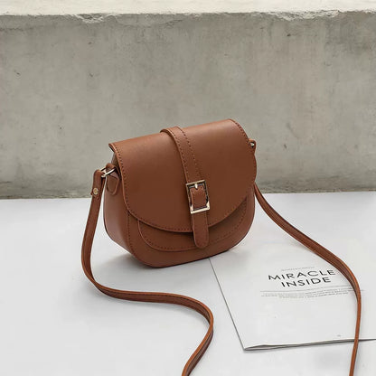 Bolsa Transversal Minimalista com Fivela de Metal e Alça Ajustável - Bolsa Saddle Commuter 2026 Versátil e Estilosa para Mulheres