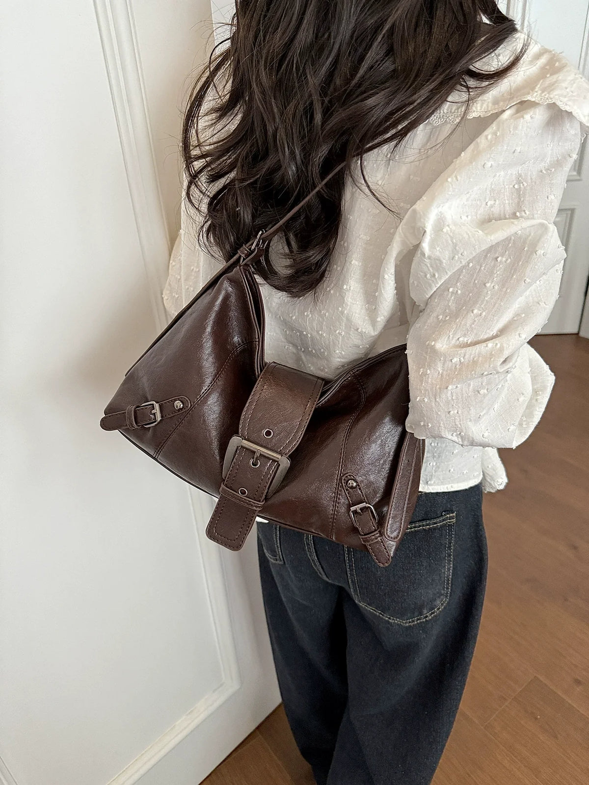 Nova Bolsa Feminina Franzida - Bolsa Minimalista de Couro Macio para Outono, Estilo Baguete - Bolsa Tote Pequena, Doce e Descolada para Motociclistas, de Ombro Único.
