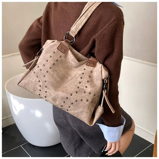 Bolsa Feminina Retrô da Moda com Rebites - Novo Estilo 2026, Bolsa de Ombro Estilosa, Bolsa Tote Minimalista de Grande Capacidade para Exportação.