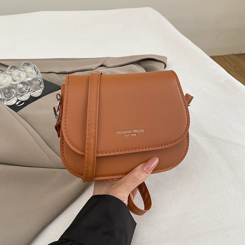 Bolsa de ombro versátil nova de outono e inverno em cores doces, bolsa de sela moderna, fresca e de alto padrão, bolsa transversal para mulheres