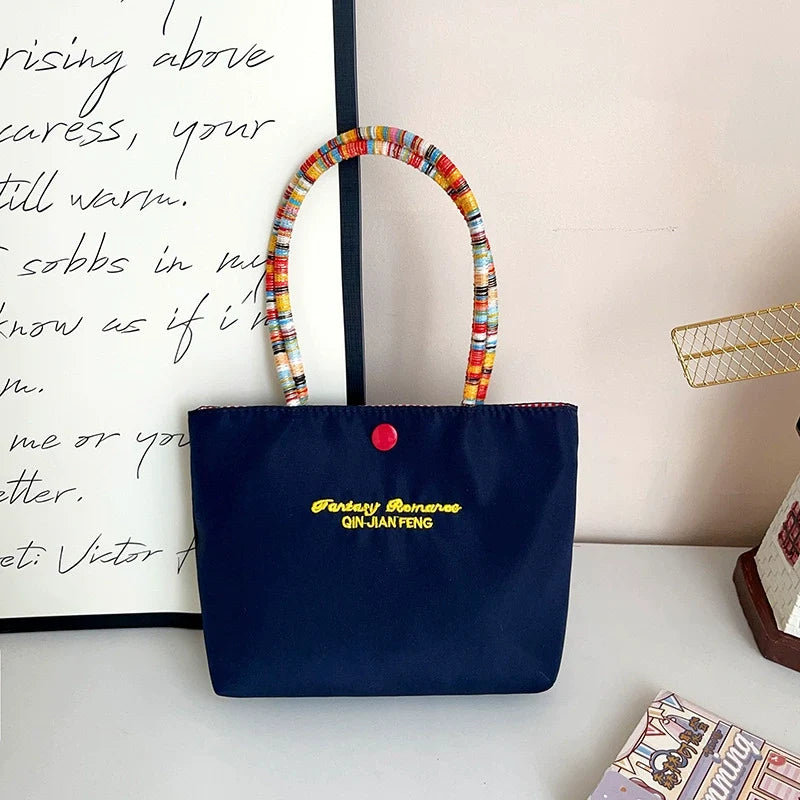 Bolsa Fofa e Elegante - Bolsa Tote Feminina, Fashion, Portátil e Versátil - Perfeita para Retocos de Maquiagem, Prática para Passeios, Design Exclusivo, Disponível para Atacado.