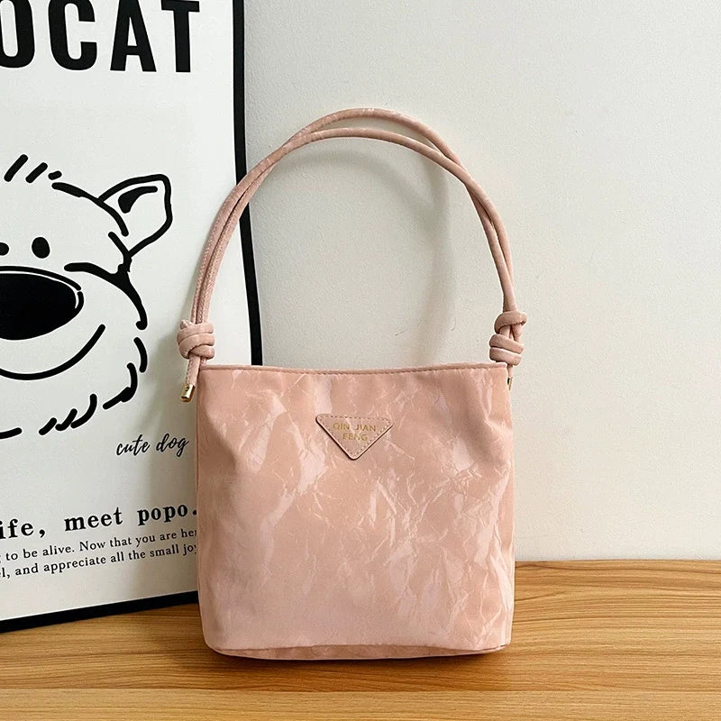 Bolsa de ombro casual feminina, versátil e charmosa. Bolsa tiracolo para o trabalho, elegante e ideal para o dia a dia. Bolsa de axila versátil para atacado.